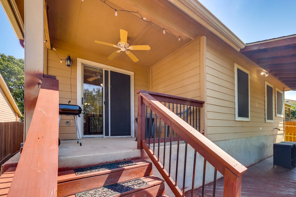 San Antonio Area Home w/ Deck, 14 Mi to Dtwn! House in San Antonio