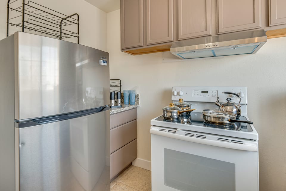 Near Hospitals & Metrolink Access: LA Getaway House in Los Angeles