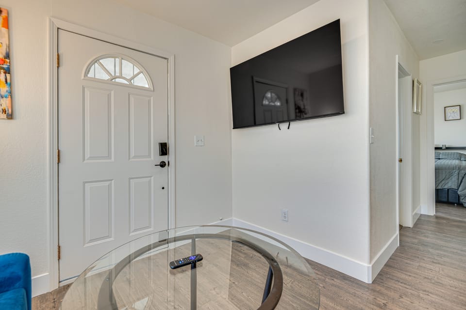 Near Hospitals & Metrolink Access: LA Getaway House in Los Angeles