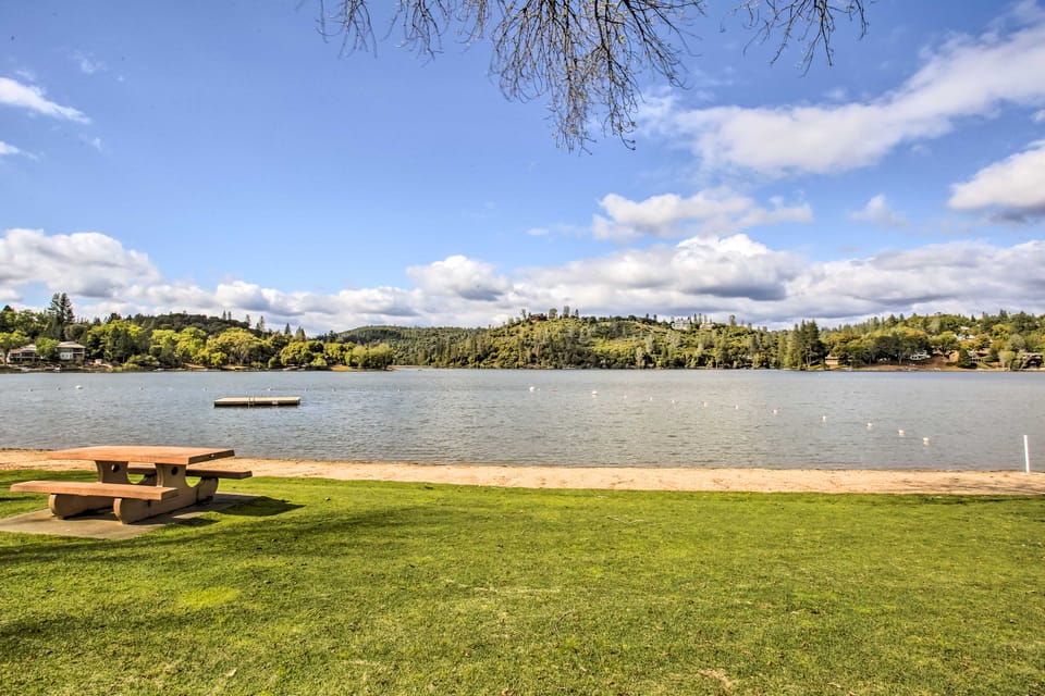 Game Room + Bar: Wooded Pine Mountain Lake Retreat House in Groveland