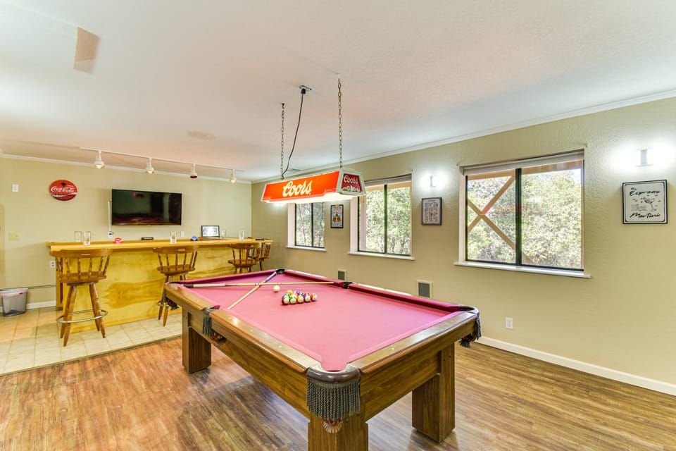 Game Room + Bar: Wooded Pine Mountain Lake Retreat House in Groveland
