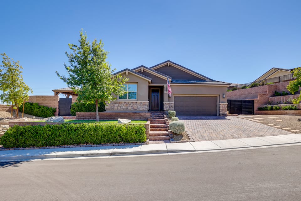 6 Mi to Red Rock Canyon! Gem w/ Mtn & Valley Views House in Summerlin