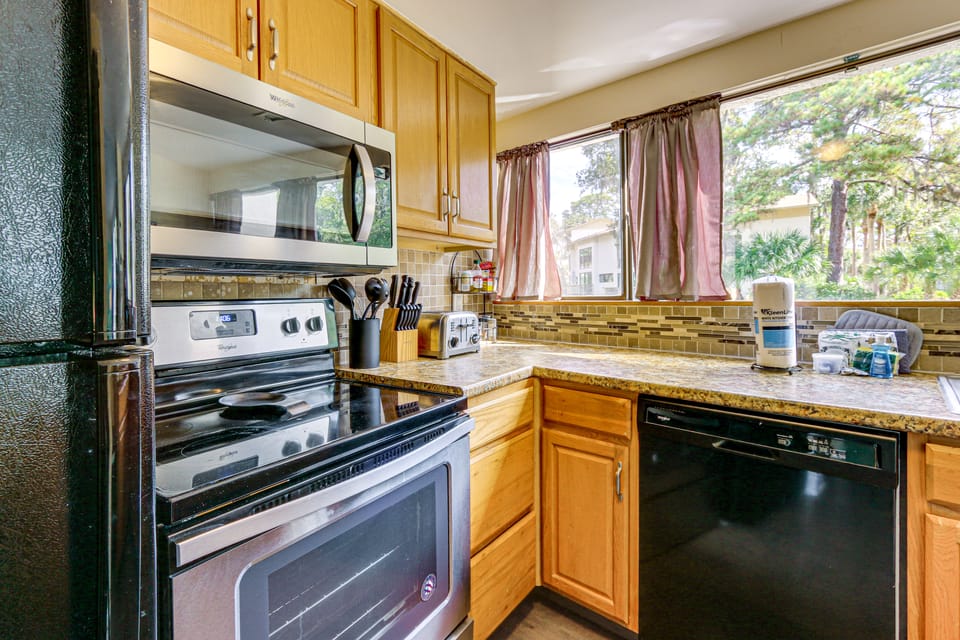 Walk to Beach: Peaceful Hilton Head Island Condo Apartment in South Forest Beach