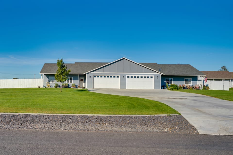 Walk to Moses Lake! Family Home w/ Fenced Yard House in Moses Lake