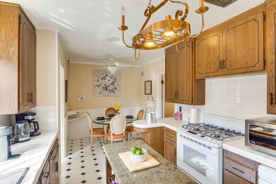 Pool Home < 1 Mi to Universal & 26 Mi to Stadium House in Studio City
