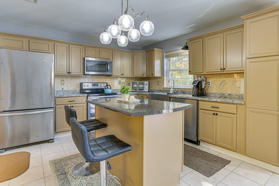 Hike, Ski & Explore: Otisville Retreat w/ Yard! House in Hudson Valley