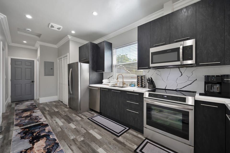 Walk to UC Davis Medical Center! Duplex w/ Patio Apartment in Sacramento
