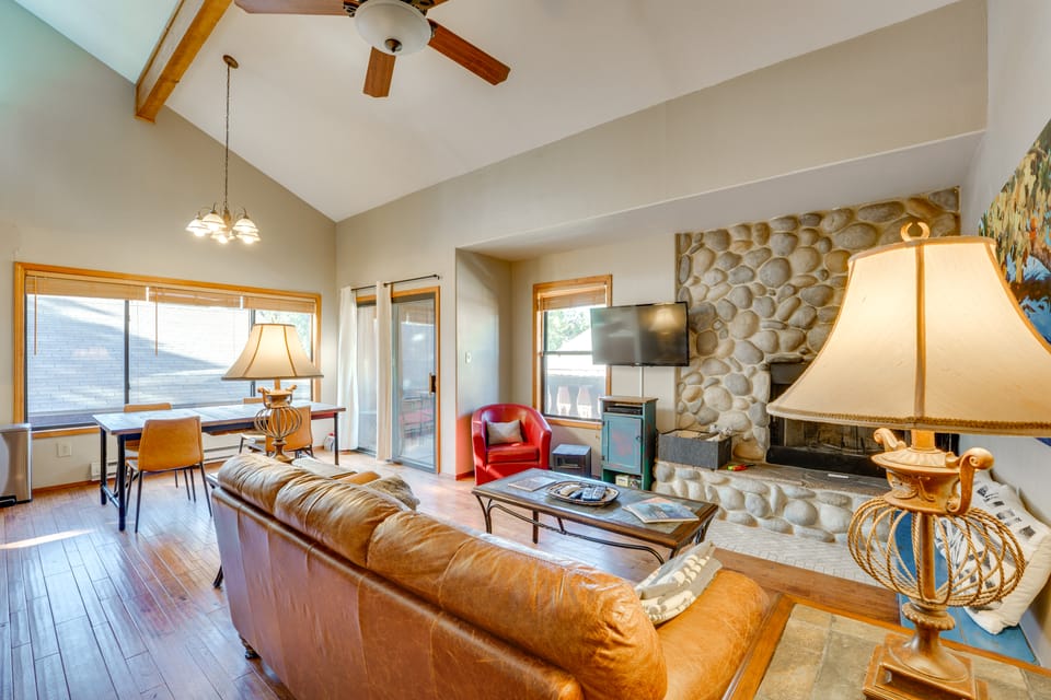3 Blocks to Angel Fire Resort: Kid-Friendly Condo Apartment in Angel Fire
