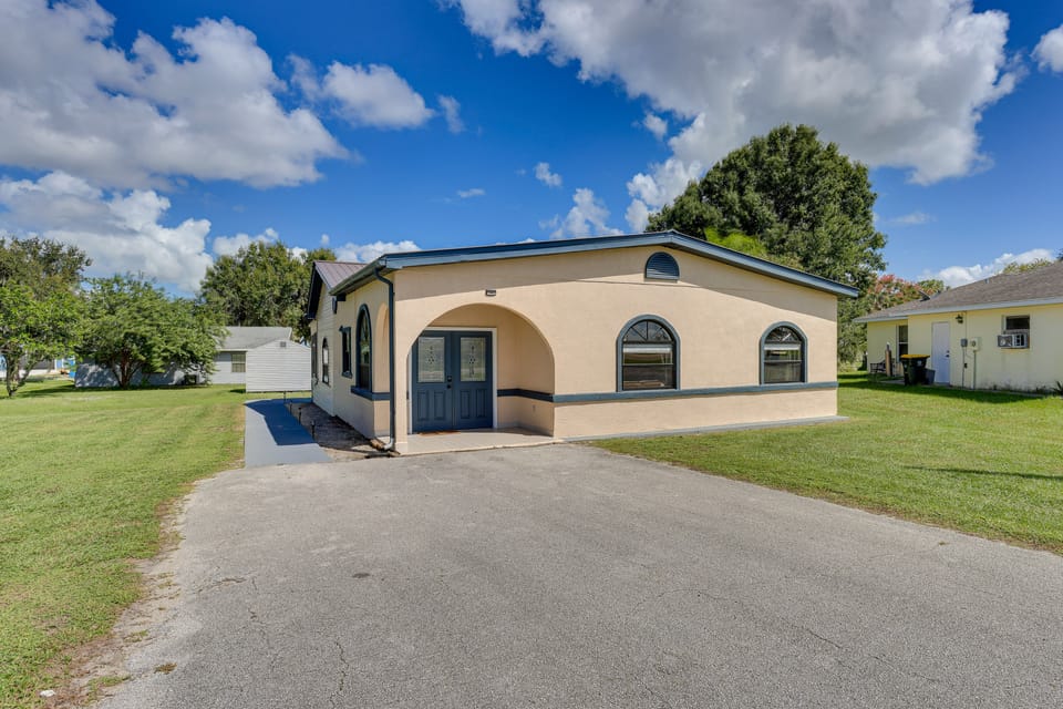 Walk to Lake Placid: Family Home w/ BBQ & Bar Area House in Florida
