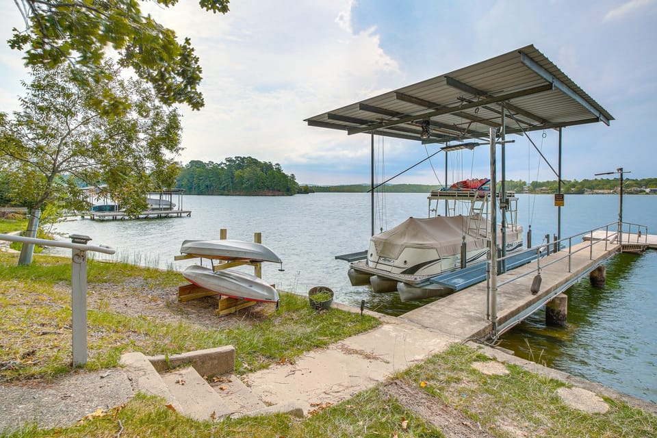 Shared Dock, Lake Hamilton Views: Waterfront Abode Apartment in Hot Springs