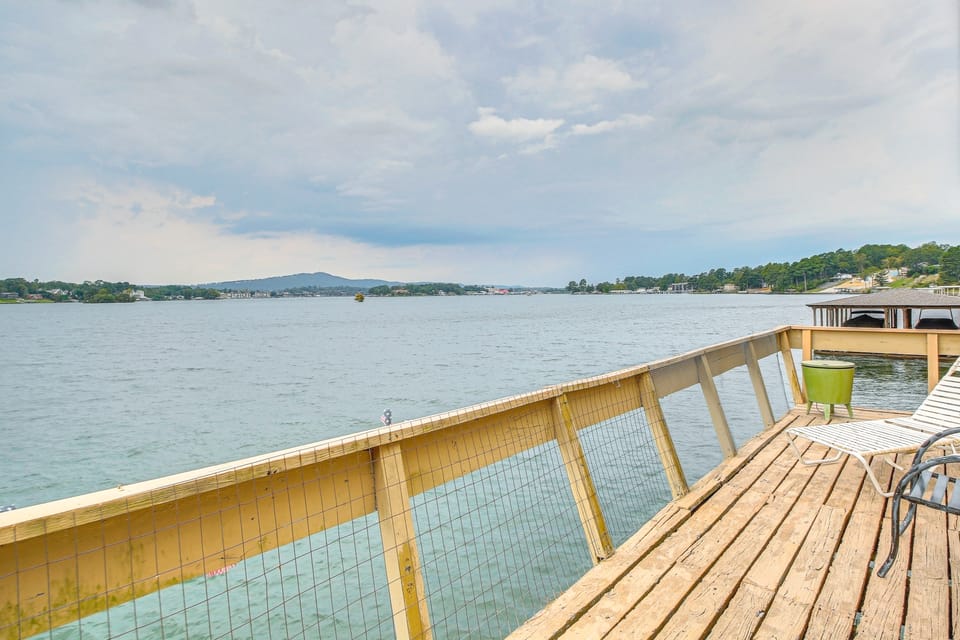 Shared Dock, Lake Hamilton Views: Waterfront Abode Apartment in Hot Springs
