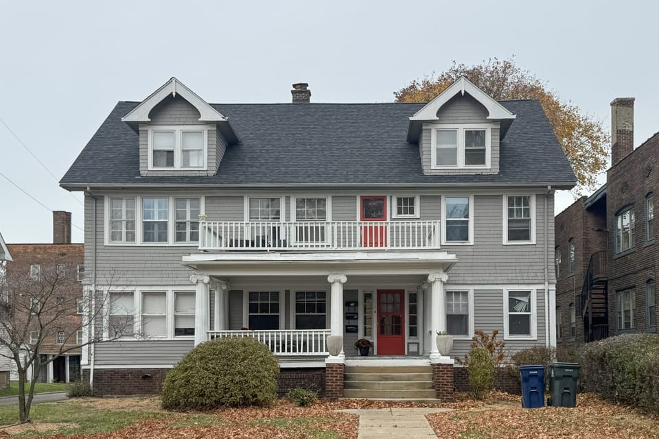 Walk to Coventry Village: Charming Top-Floor Unit! Apartment in Cleveland Heights