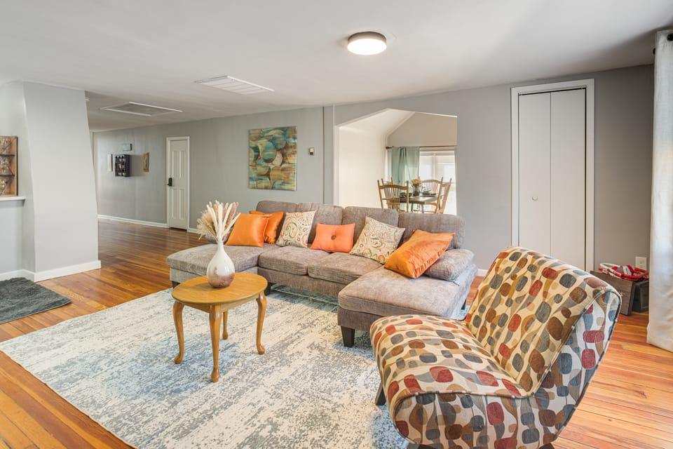 Walk to Coventry Village: Charming Top-Floor Unit! Apartment in Cleveland Heights