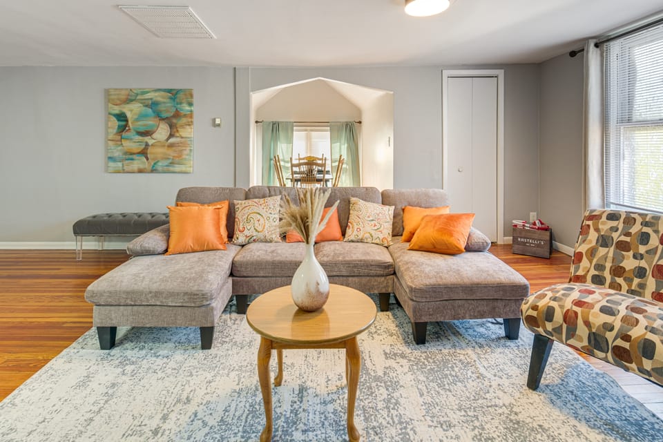 Walk to Coventry Village: Charming Top-Floor Unit! Apartment in Cleveland Heights