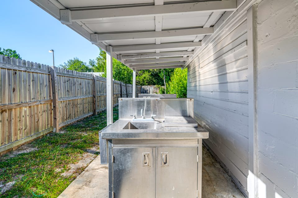 Sleek Studio Bunk 2 Mi to Chassahowitzka River! Apartment in Florida