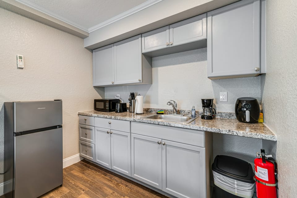 Sleek Studio Bunk 2 Mi to Chassahowitzka River! Apartment in Florida