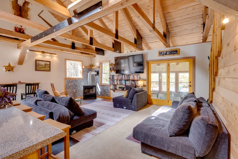 7 Mi to Bilger's Rocks: Secluded 7-Acre Retreat House in Allegheny River