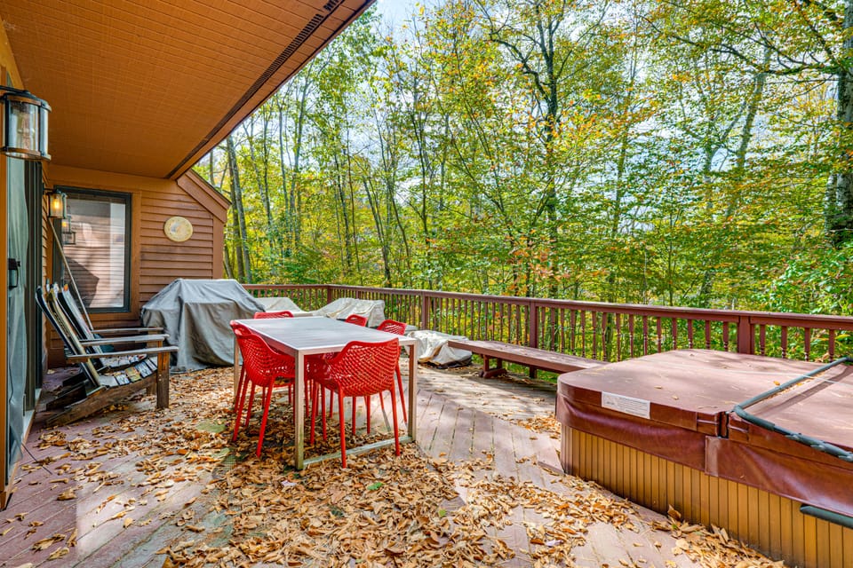 6 Mi to Okemo! Family Townhome in Lakeside Resort Apartment in Plymouth