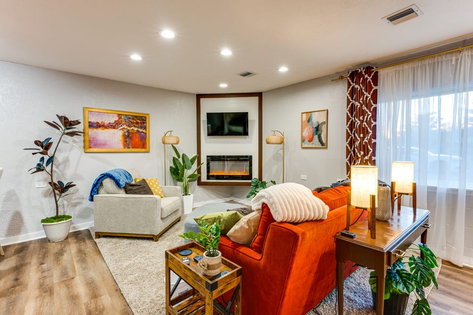 Unique Couple's Studio: 2 MI to Downtown Flushing Apartment in Michigan