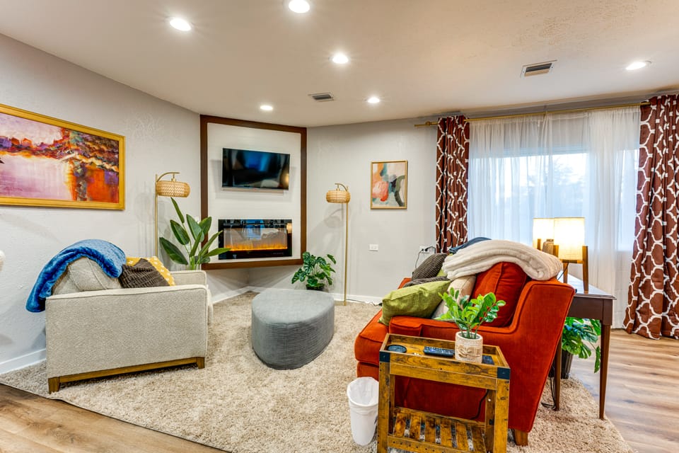 Unique Couple's Studio: 2 MI to Downtown Flushing Apartment in Michigan