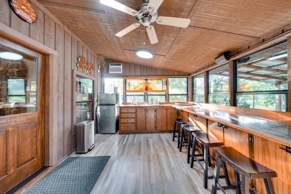 Waterfront Texarkana Cabin: Tranquil Acreage House in Texarkana