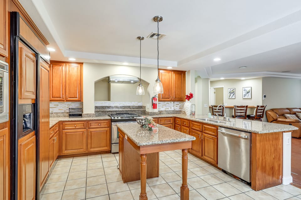 Grand & Convenient Home 7 Mi to Las Vegas Strip! House in Paradise