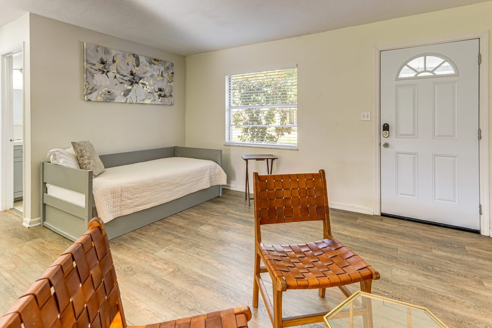 Gateway to Orlando Theme Parks! Home w/ Large Yard Apartment in Orlando