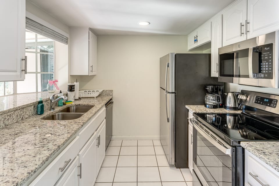 Gateway to Orlando Theme Parks! Home w/ Large Yard Apartment in Orlando