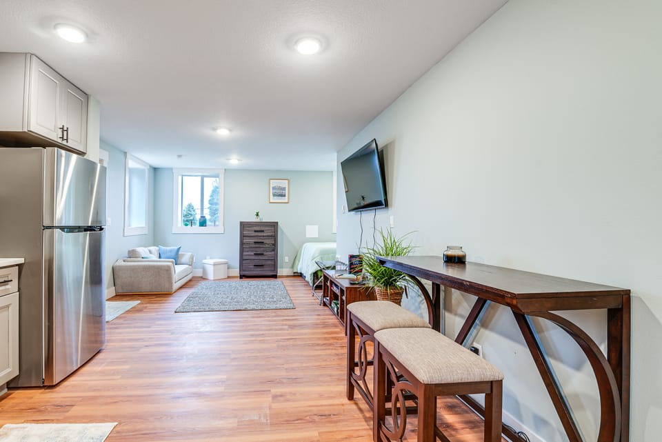 4 Blocks to Riverwalk: Updated Astoria Studio Apartment in Astoria
