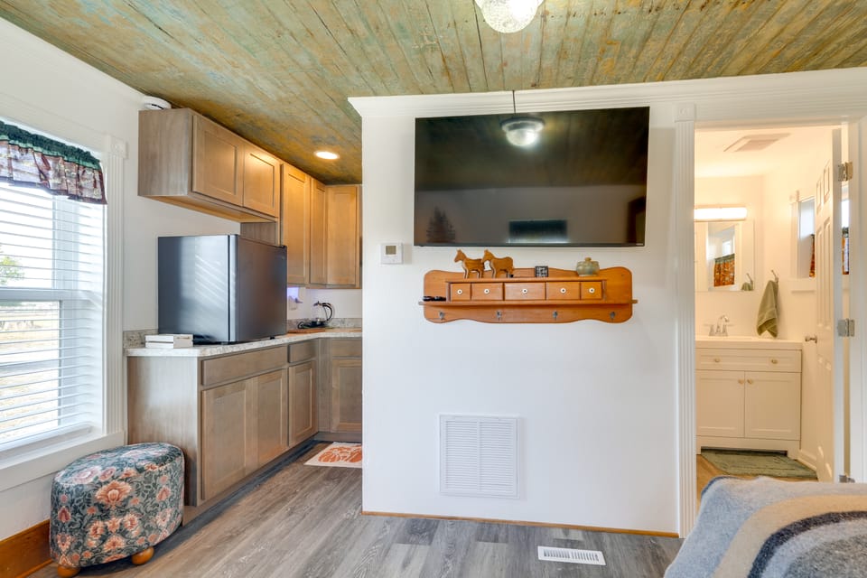 Pet-Friendly Farmhouse Suite w/ Patio in Vaughn! Apartment in Montana