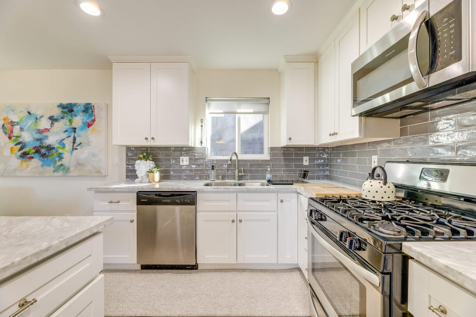 3 Mi to Dodger Stadium: Hillside Home w/ Patio! House in Los Angeles