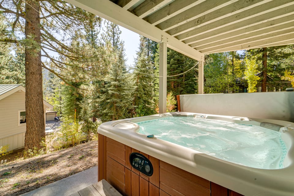 1 Mi to Lift! Olympic Valley Chalet w/ Hot Tub House in Palisades Tahoe (Olympic Valley)