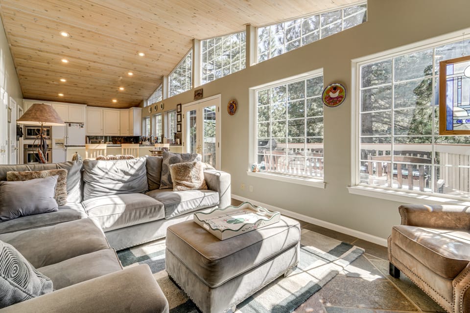 1 Mi to Lift! Olympic Valley Chalet w/ Hot Tub House in Palisades Tahoe (Olympic Valley)