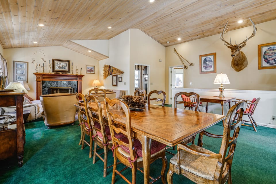 1 Mi to Lift! Olympic Valley Chalet w/ Hot Tub House in Palisades Tahoe (Olympic Valley)