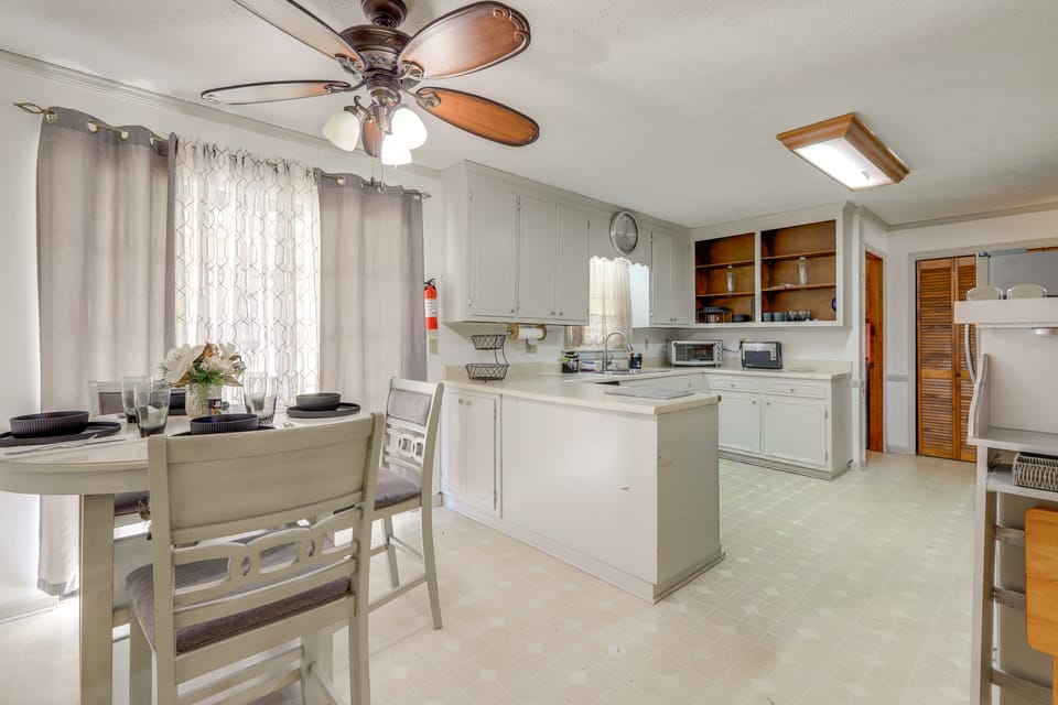 Playground & Grill: Pet-Friendly Griffin Getaway! House in Griffin