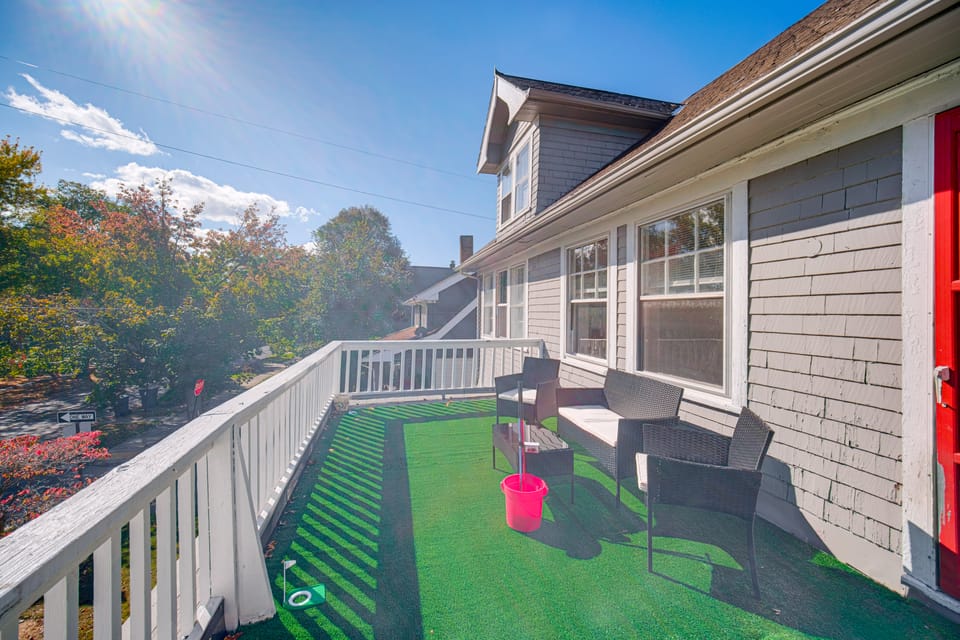 Deck, Pool Table! Walkable Cleveland Heights Apt Apartment in Cleveland Heights