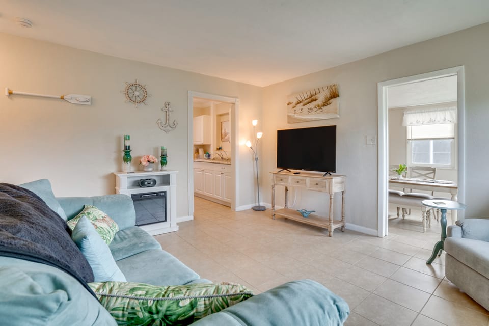 Relax in Hot Tub, Walk to Springs: North Port Home House in North Port