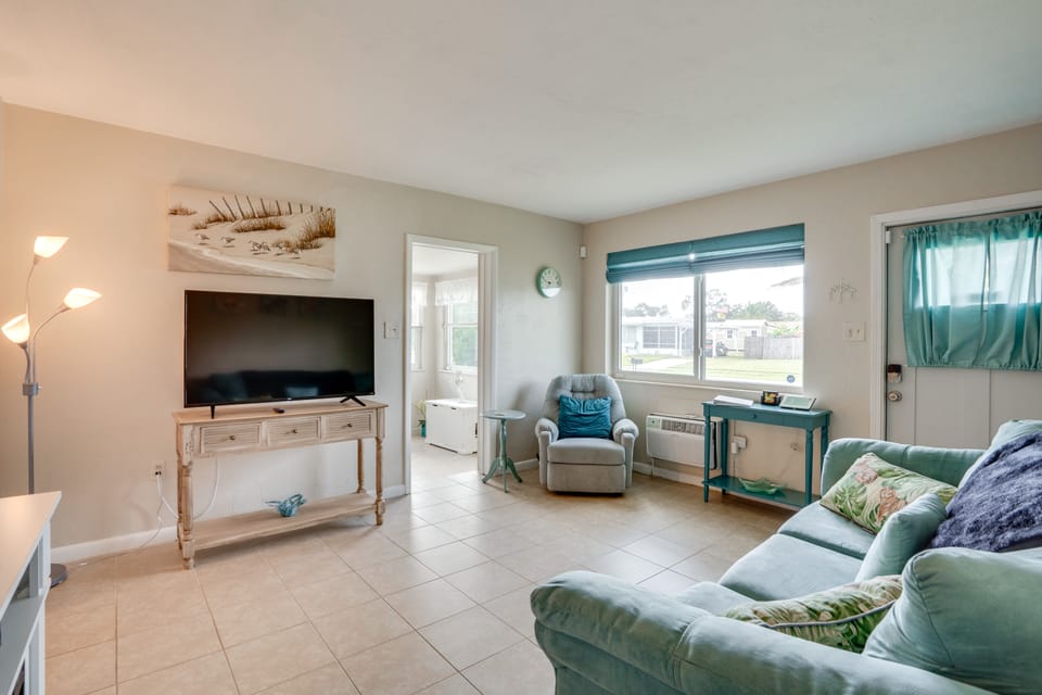 Relax in Hot Tub, Walk to Springs: North Port Home House in North Port