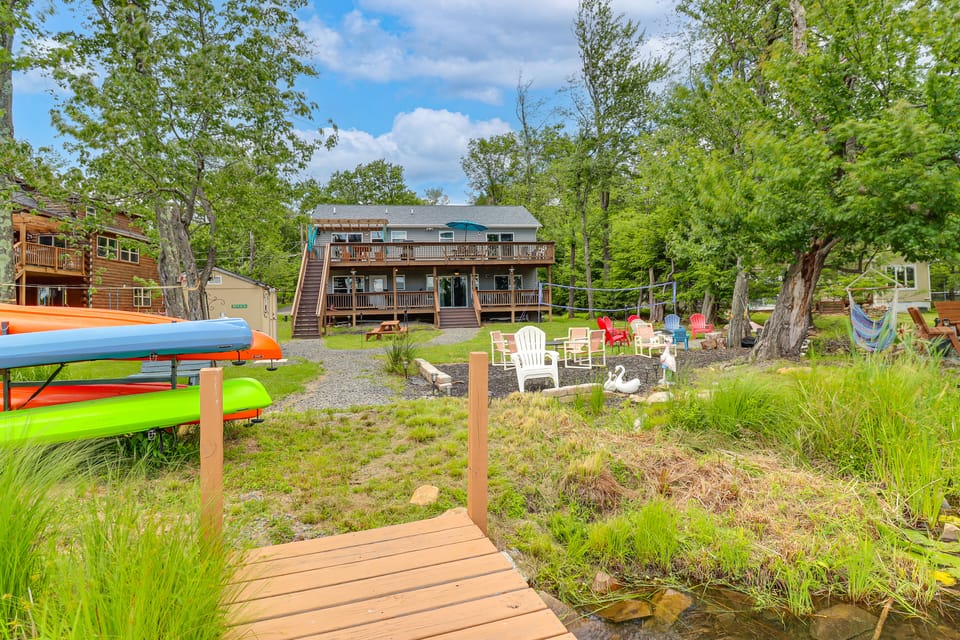 Lakefront Pocono Retreat w/ Hot Tub & Movie Hub House in Coolbaugh Township