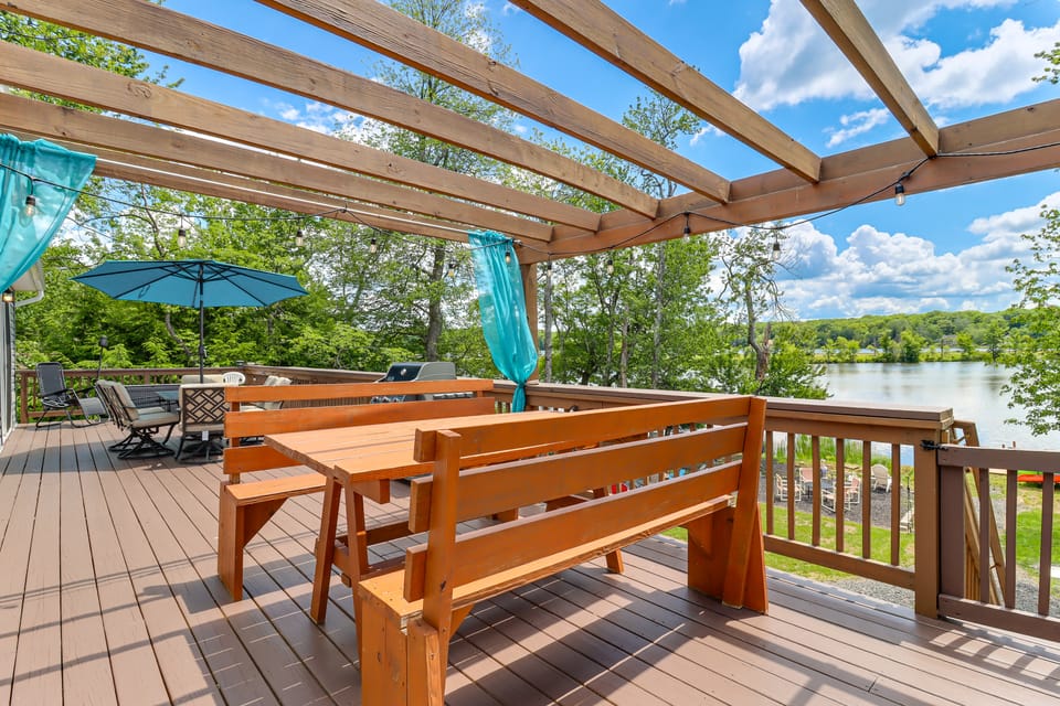 Lakefront Pocono Retreat w/ Hot Tub & Movie Hub House in Coolbaugh Township