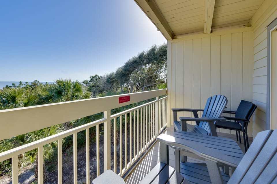Oceanfront Condo! Breakers 210 w/ Sunrise Views Apartment in Coligny Beach