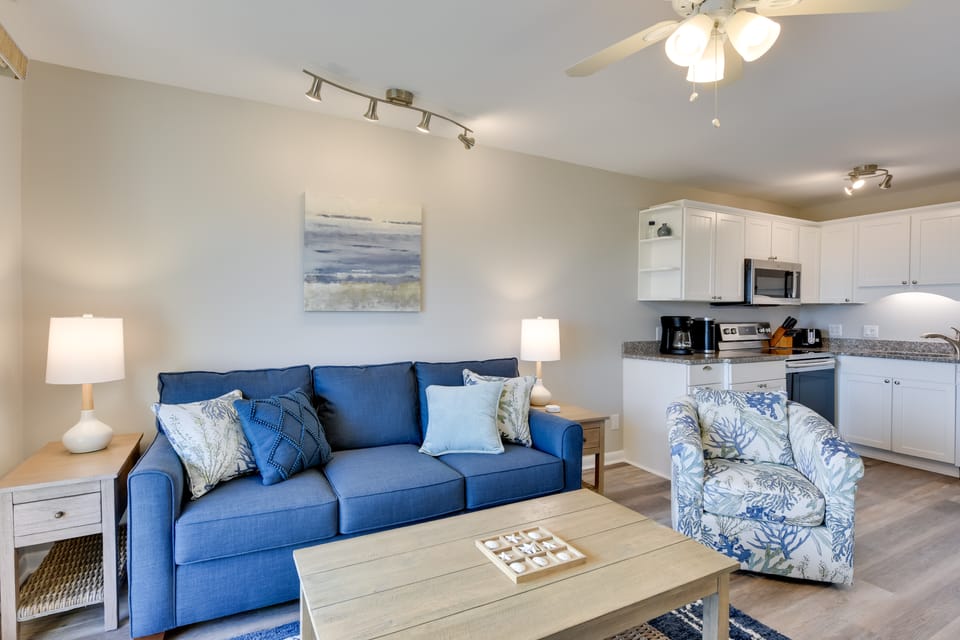 Oceanfront Breakers 137 Condo w/ Sunrise Views! Apartment in Coligny Beach