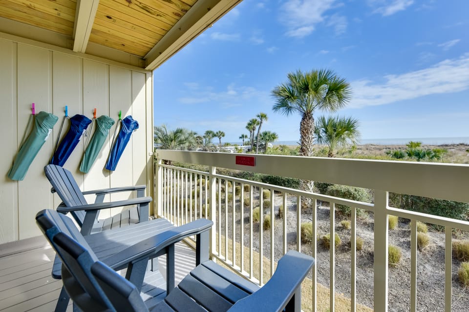 Oceanfront Breakers 137 Condo w/ Sunrise Views! Apartment in Coligny Beach