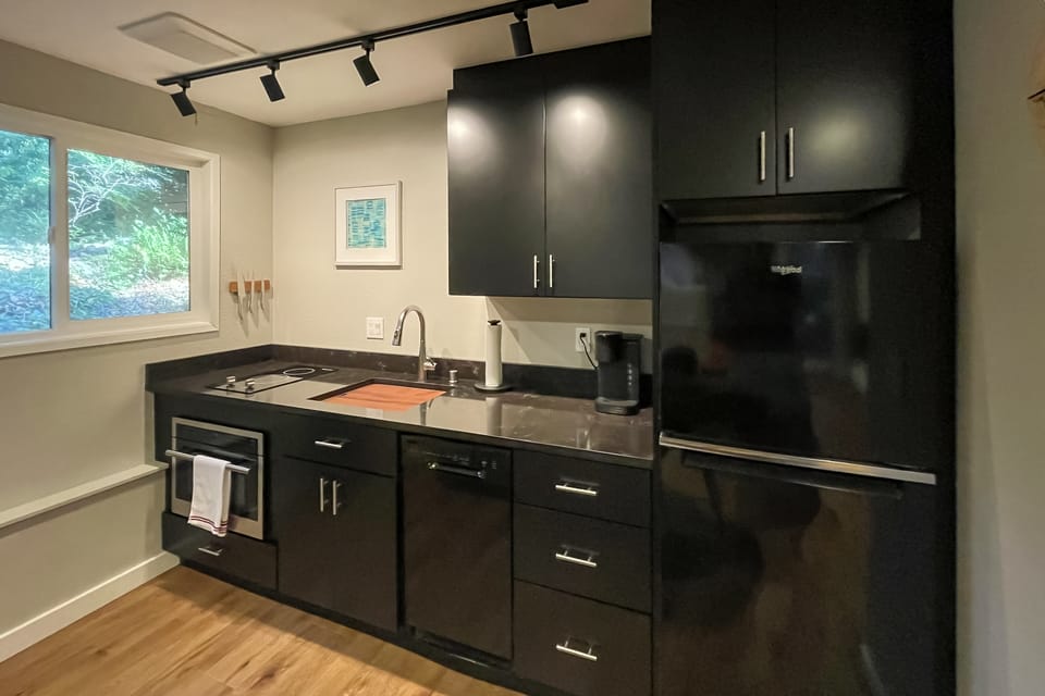 Walk to Beach + Village: Bainbridge Island Gem! Apartment in Bainbridge Island