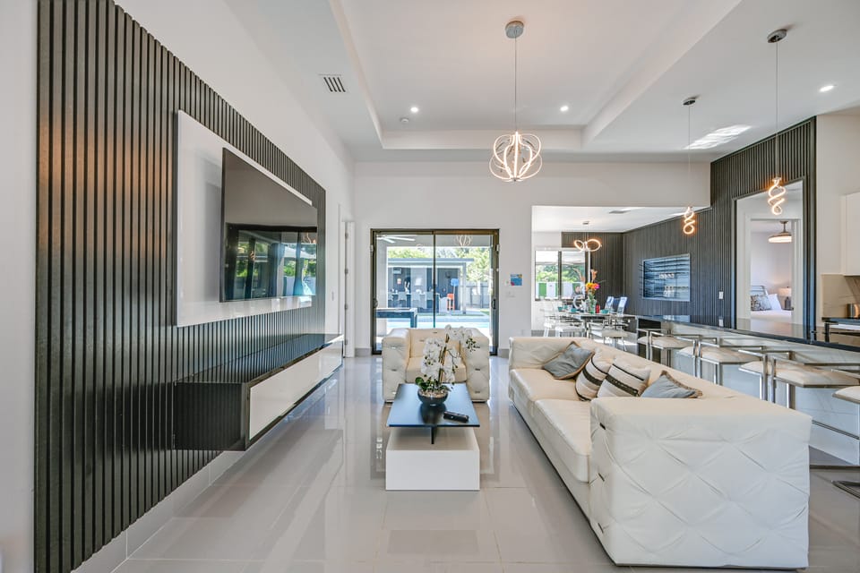 Poolside Lounge w/ Bar & Kitchen: Cape Coral Home House in Cape Coral