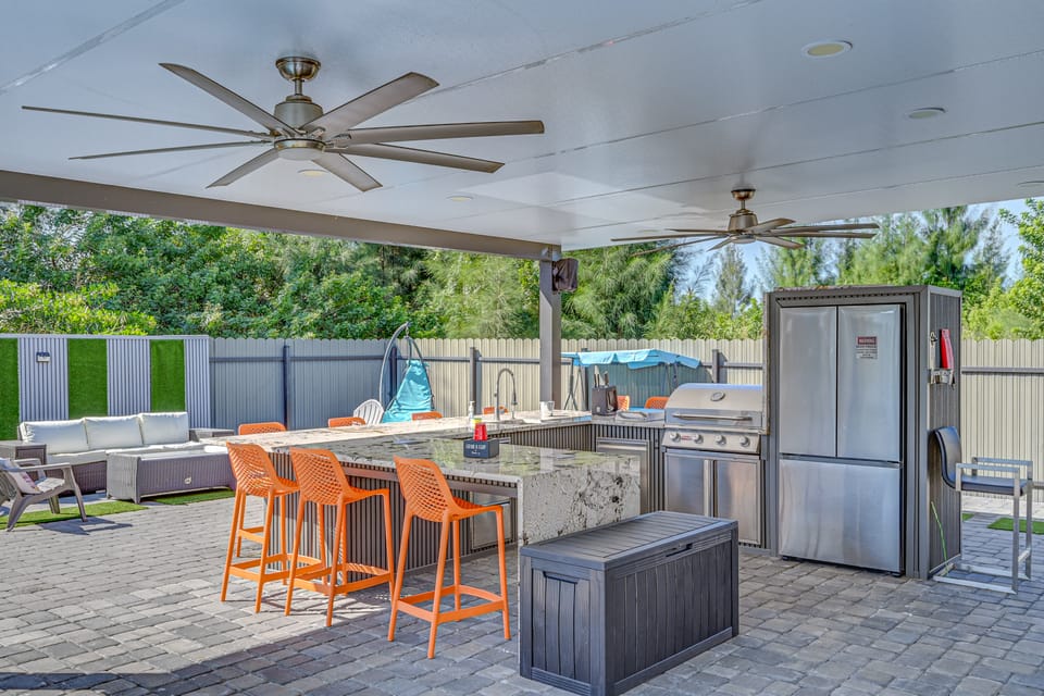 Poolside Lounge w/ Bar & Kitchen: Cape Coral Home House in Cape Coral