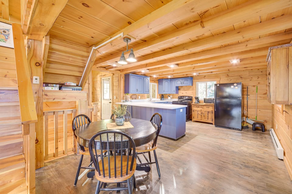Northwoods Nature Escape! Lakefront Hayward Cabin House in Bass Lake