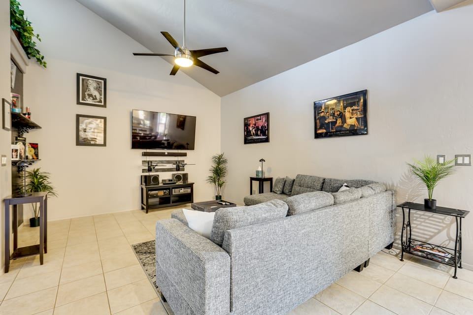 Relaxing Phoenix Home - Outdoor Entertainment Area House in Phoenix