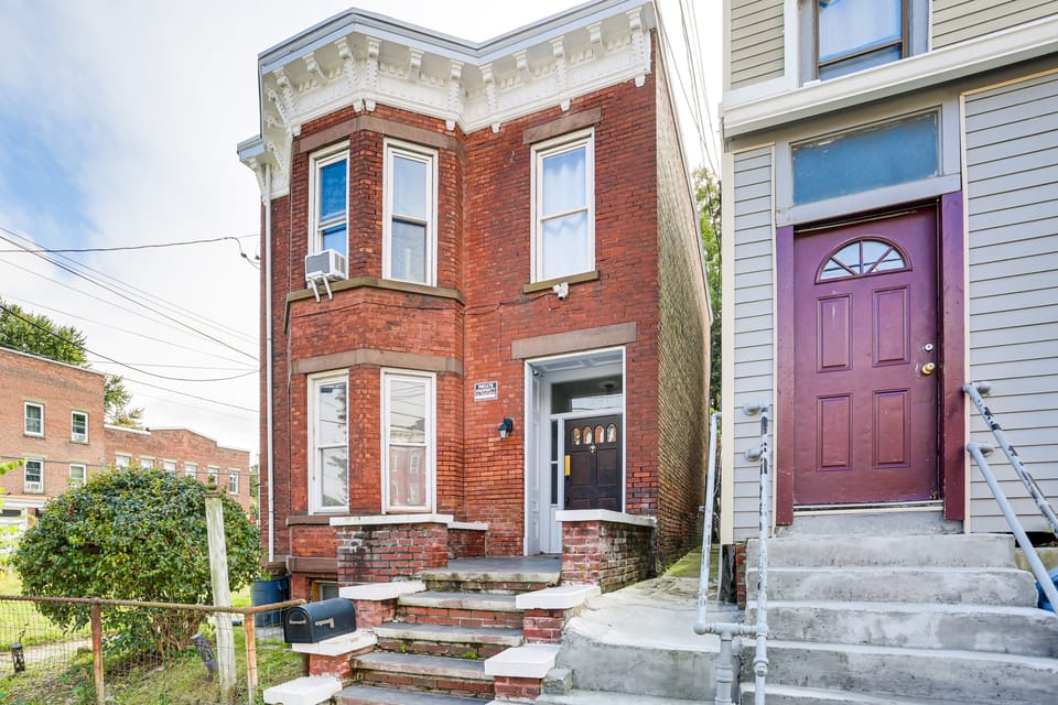 Explore & Work! Stylish Washington Heights Duplex Apartment in New Windsor