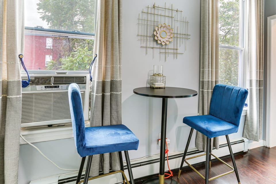 Explore & Work! Stylish Washington Heights Duplex Apartment in New Windsor